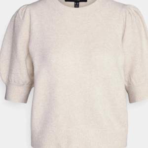 En stickad kortärmad tröja från vero moda 🤍 