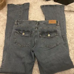152-164cm   blåa bootcut jeans med fina fickor.