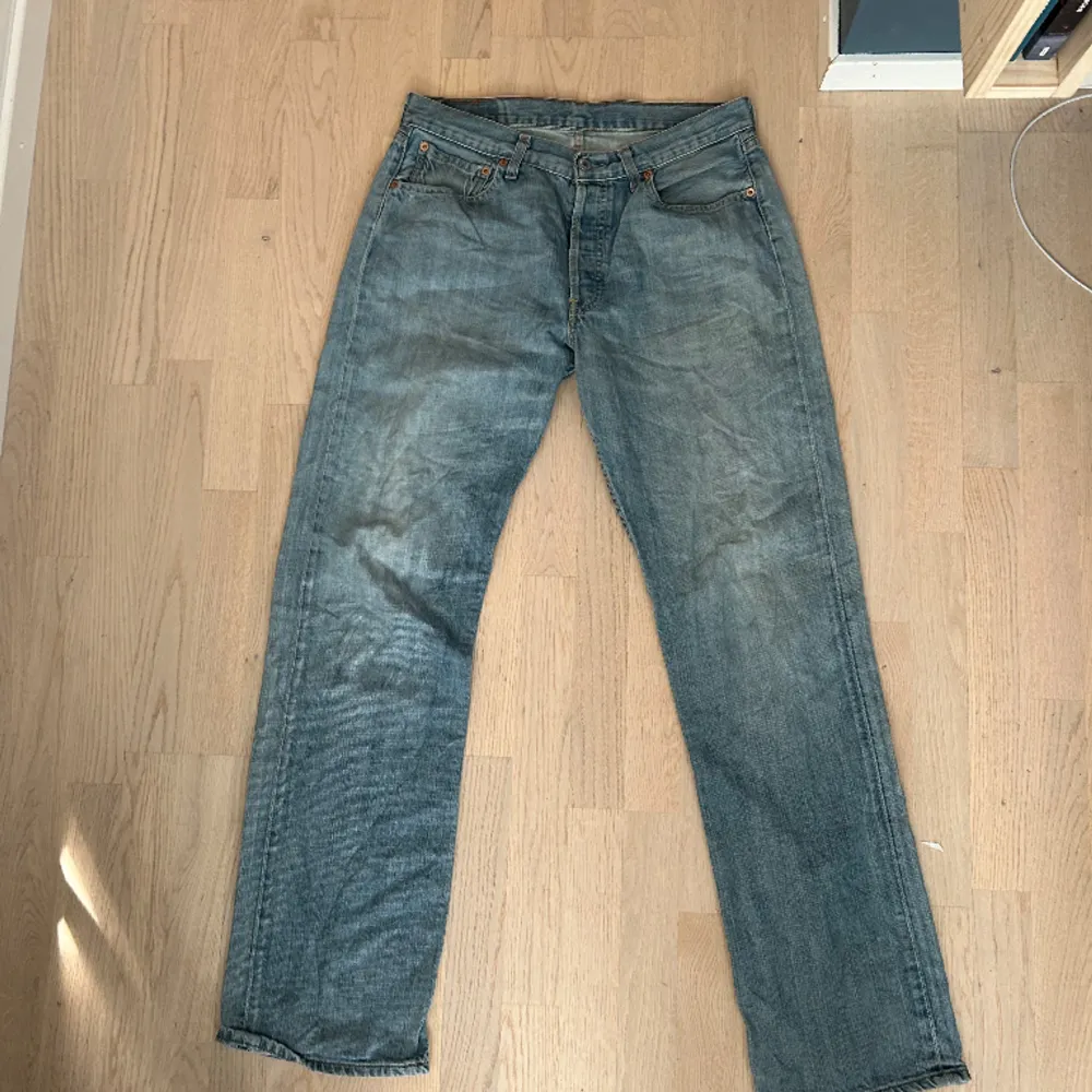 Snygga Levis 501 jeans som är raka i modellen. De är vintage i en ljus tvätt och passar både män och kvinnor. De är i jättefint skick och storlek W33 L34. Jeans & Byxor.