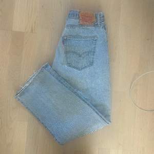 Supersnygga Levis jeans som är vintage med lite slitage. Det är en ljus tvätt som passar både män och kvinnor i storlek W36 L30😮‍💨😮‍💨