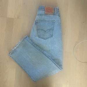 Levis 501 jeans - Supersnygga Levis jeans som är vintage med lite slitage. Det är en ljus tvätt som passar både män och kvinnor i storlek W36 L30😮‍💨😮‍💨