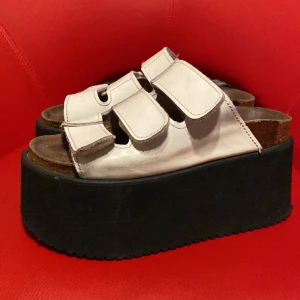 Platform slip ins  - Så coola 90’s tofflor. Är i använt skick, lite skav under sulorna och smuts, men inte direkt trasiga någonstans. Köpta secondhand så riktiga 90s/y2k. Fråga om fler mått och bilder! 