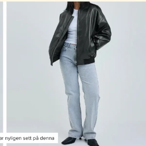 PU BOMBER JACKET - Säljer denna skinn bomberjacka från Bikbok, knappt använd. Storlek XS. Nypris 899💕