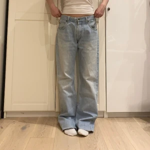 baggy jeans från Lee💕 - herrstorlek men sitter lika bra baggy på tjejer! midja 45 cm rakt över innerben 83 cm o hela längden 108 cm ja e 170 för referens 
