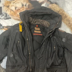 Parajumper jacka  - Detta är en parajumper i väldigt fint skick då jag ägt denna jackan i 3 år men har bara använt den i 3 månader sammanlagt för jag haft annat, denna går perfekt att ha under vintern hösten och våren, jackan är äkta och vill bli av med den pga nytt köp