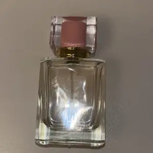 En parfym som har lagts i en annan flaska det är den parfymen som är på sista bilden, flaskan är återanvändningsbar, den är 50 ml 
