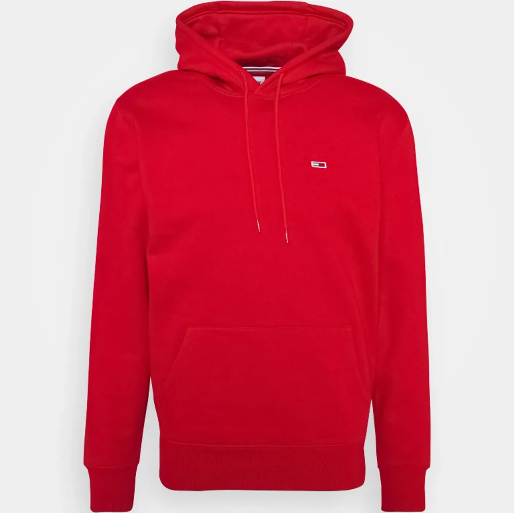 röd tommy hilfiger hoodie i storlek M, sitter mer som en S😊 oanvänd så den är i perfekt skick🌸 nypris 1295kr. Hoodies.