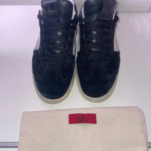 Valentino Flycrews - Valentinos i rätt dåligt skick men har fortfarande mycket att ge, mochan är i bra skick men hälften av spikesen är av och en spricka i sulan. Ny pris e över 7000 men släpper för 2799kr