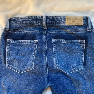 Snygga replayjeans - Köpta på plick men aldrig använt själv pga fel storlek. Coola tryck och detaljer! Passar till allt! Är ca 160💖