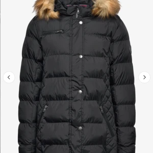 Vinterjacka - Jättefin vinterjacka i bra skick som jag säljer då den är för liten för mig som vanligtvis har S eller M. Köpt för 1600kr💕 jag har kvar pälsen till luvan 💗 Öppen för prisförslag.