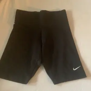 Nike shorts i perfekt skick i xs men passar perfekt som ett S. 😊❤️