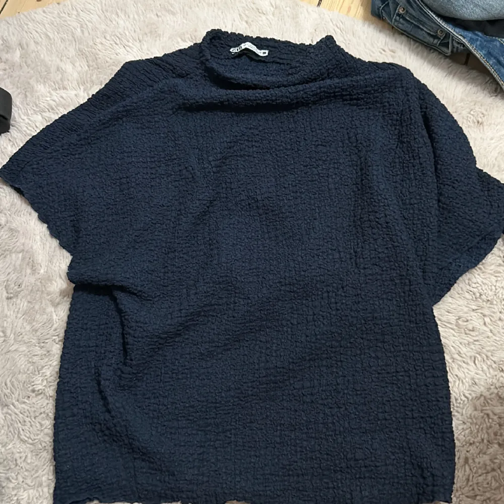 En super fin mörkblåa tre kvarts armad tröja från zara. Köptes förra vintern men används inte längre. Sista bilden är lånad. Blusar.