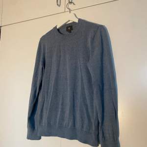 Vanlig pullover från hm i snygg blå färg, passar perfekt med en skjorta under.  Fint skick!