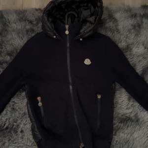 Säljer nu min eftertraktade och sällsynta moncler cardigan ( givetvis äkta) köpt på merchofsweden för 2 år sen i julas storleken är m men passar s utmärkt skick är 7/10 på grund av ett litet litet hål i fickan  Hittar ej onlinekvitto!