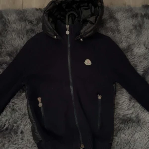 Moncler cardigan herr - Säljer nu min eftertraktade och sällsynta moncler cardigan ( givetvis äkta) köpt på merchofsweden för 2 år sen i julas storleken är m men passar s utmärkt skick är 7/10 på grund av ett litet litet hål i fickan  Hittar ej onlinekvitto!