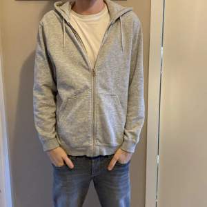En grå zip hoodie från weekday i storlek s