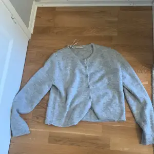 Det här är en ull tröja med knappar från Gina tricot den är nydligen köpt så den är i bra skick. Storlek M🩷🫶🏼