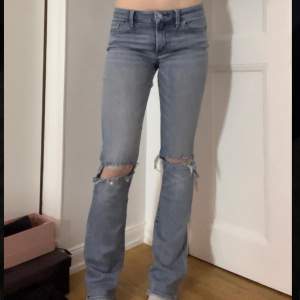 Lågmidjade ljusblåa bootcut jeans från Abercrombie & fitch. De är slitna vid insida lår skriv för fler bilder! (jag är 166cm).