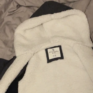 Abercrombie fitch hoodie  - Jag säljer nu min hoodie från abercrombie med mjukt ludd på insidan. Denna tröjan är perfekt för kalla vinter dagar och fungerar utmärkt som en jacka på våren. Säljer för den är för liten för mig. Skriv för ytterligare frågor.