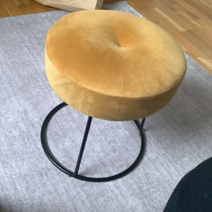 Inredning  - Orange pall oanvänd 