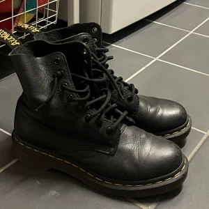 Svarta låga Dr. Martens  - Välanvänd men i väldigt bra skick