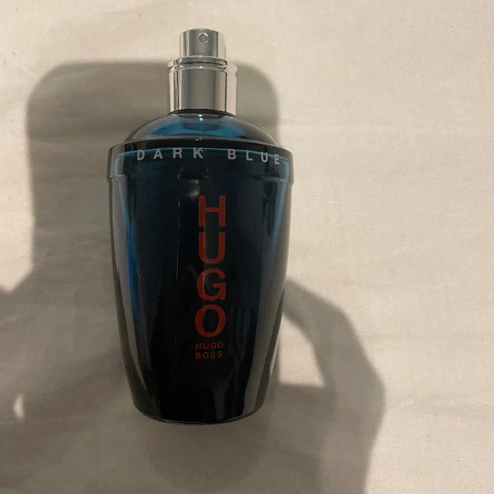 Säljer min Hugo Boss parfym Dark blue. Luktar riktigt gott! Cirka 70/75ml kvar. Förvarat mörkt och torrt. Kan ev gå ner i pris vid snabb affär! Byten är också intressanta!. Övrigt.