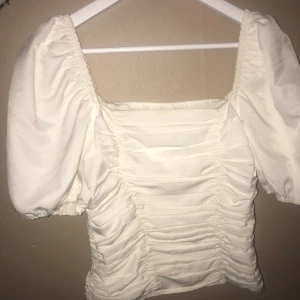 Blus med puffärmar - En supersöt blus med puffärmar i storlek 34 från Nakd, som ej används💕