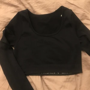 Ribbad träningtopp - En kort ribbad tight träningstopp i storlek S, helt oanvänd💕