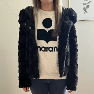 Pälsjacka  - Säljer min pälsjacka! Den är i strl XS men passar mer som en S