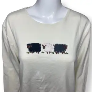 Krämvit färgad tröja i storlek XL, från Tulchan. 100% cotton.  Armhåla till armhåla 57cm, axel till axel 45cm, ärmlängd 61cm & längd 60cm