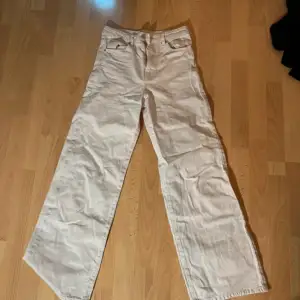 Kräm vita jeans från Gina Tricot♥️  Storlek: S, 36 ♥️♥️♥️