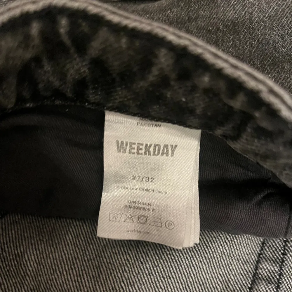 jättesnygga weekday jeans i modellen low arrow som inte kommer till användning för köpte o för stor storlek💓 storlek 27/32. Jeans & Byxor.