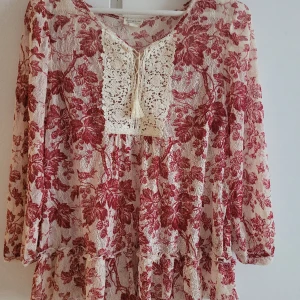 Ralph Lauren denim S - Så söt topp från Denim Ralph Lauren lätt och luftig i fin blommig mönster. Topp är i mycket gott skick i princip oanvänd storl. S passar även M Kommer från djur och rökfritt hem. Se gärna mina övriga annonser.  Stor garderobsrensning pågår!  