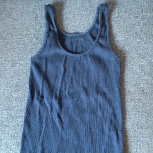 Blått linne  - Jätte fint blått linne ifrån brandy Melville. Plagget är jag inte hundra procent säker på storleken men den passar mig som vanligtvis har xs eller s🥰