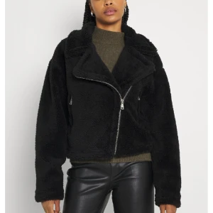 Teddyjacka - Säljer min Teddy jacka från nakd pga att den inte kommer till användning. Jackan är helt oanvänd☺️💓💋