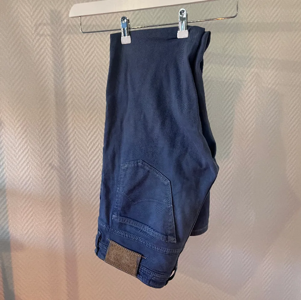 Jacob Cohen TYPE 613,C Storlek 31 använt skick, finns en lite mörkare fläck vid vänster fickan, inget som syns vid användning . Jeans & Byxor.