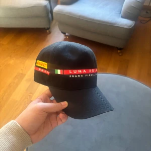 Prada keps - Prada keps! Juster bar storlek, vilket passar alla storlekar, och givetsvis äkta. Toppskick! Inga märken eller annat.