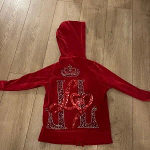 Y2k zip up - Passar mig jättebra, (S) den är jättefin i färgen och har många fina detaljer. Några rhinestones har fallit av ❤️ Priset kan diskuteras ❤️