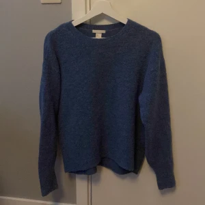 Stickad tröja - Blå jätte fin stickad tröja från h&m, den är i storlek S!
