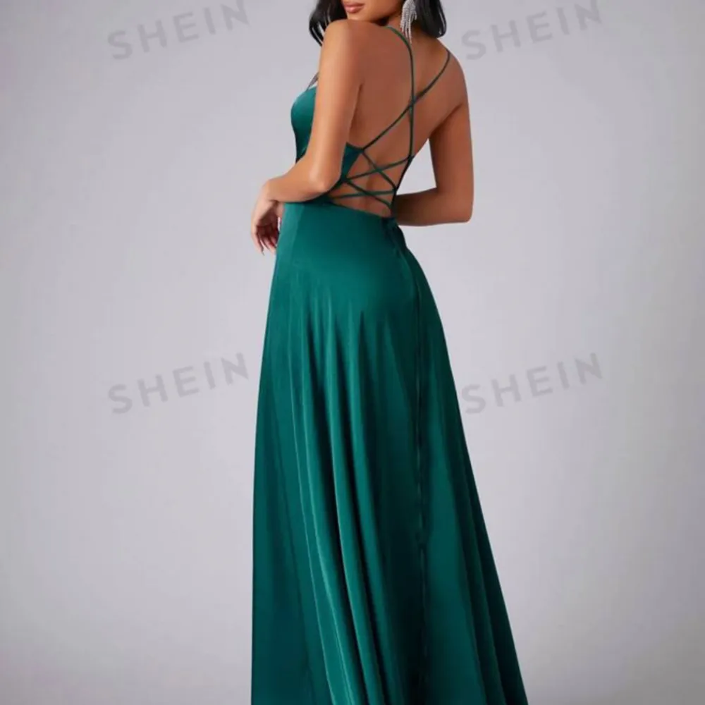 Klänning från shein som passar perfekt inför balen, bra kvalitet på material. Aldrig använt. . Klänningar.
