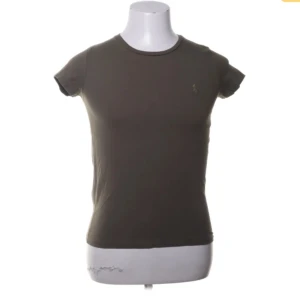 Ralph lauren t shirt  - Snygg Ralph lauren t shirt i storlek M skön och snygg t shirt till bra pris vid funderingar eller bud så tveka inte på att skriva.