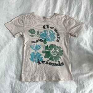 Topp  - Topp från Urban outfitters som inte kommit till användning! Det är en babytee med utvättad design som är så fin och somrig! Inga defekter 