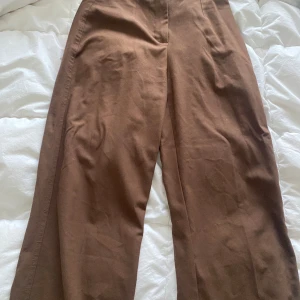 Bruna kostymbyxor - Bruna kostymbyxor, passar mig som är 162. Har inga fickor 