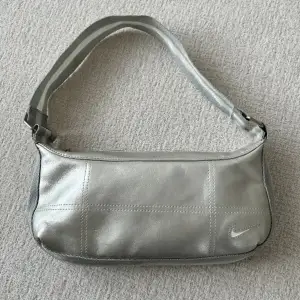 Väska Nike  Silver  26cm bred  Fint skick 