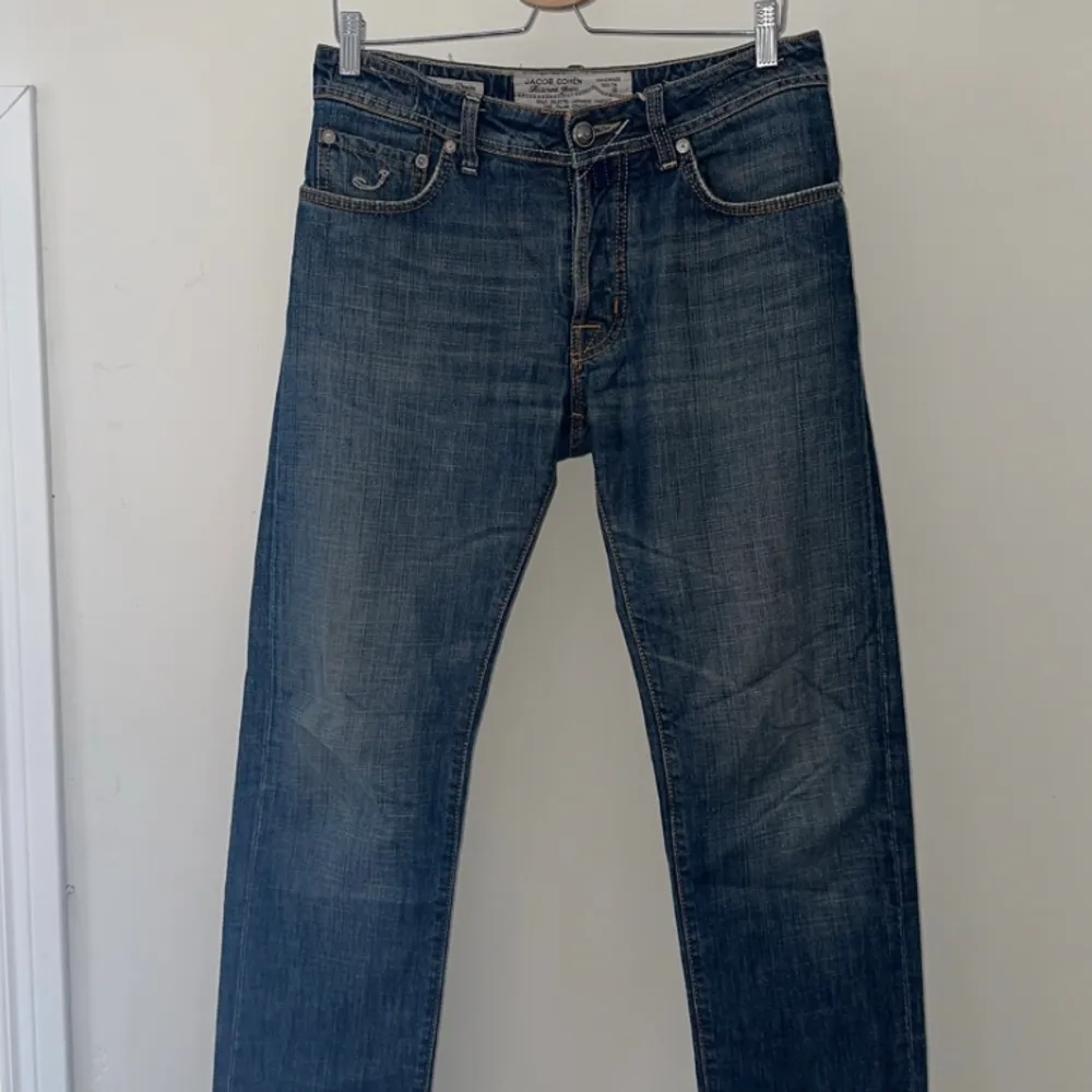Grymt skick, storlek 32, höft till höft är måttet ca 42-43 cm. Läng är cirka 76-77 cm. Motsvarar 32/30 Skriv vid frågor eller liknande 🙌🙌 Scarf och påse följer med 🤝 . Jeans & Byxor.