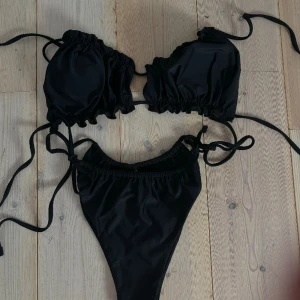 Bikini NY - Superfin trendig bikini med topp som kan knytas både som halterneck och vågrätt💞Endast provad och tyvärr för liten för mig!