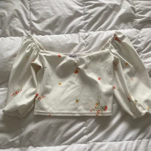 Blommig topp - Blommig topp från missguided med puffiga armar. Använd en gång