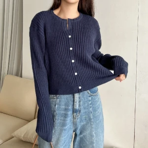 Kofta med knappar - Säljer denna mörkblå koftan som är trendigt att ha med någon vit top under. Den satt lite för stort på mig! Passar S-M