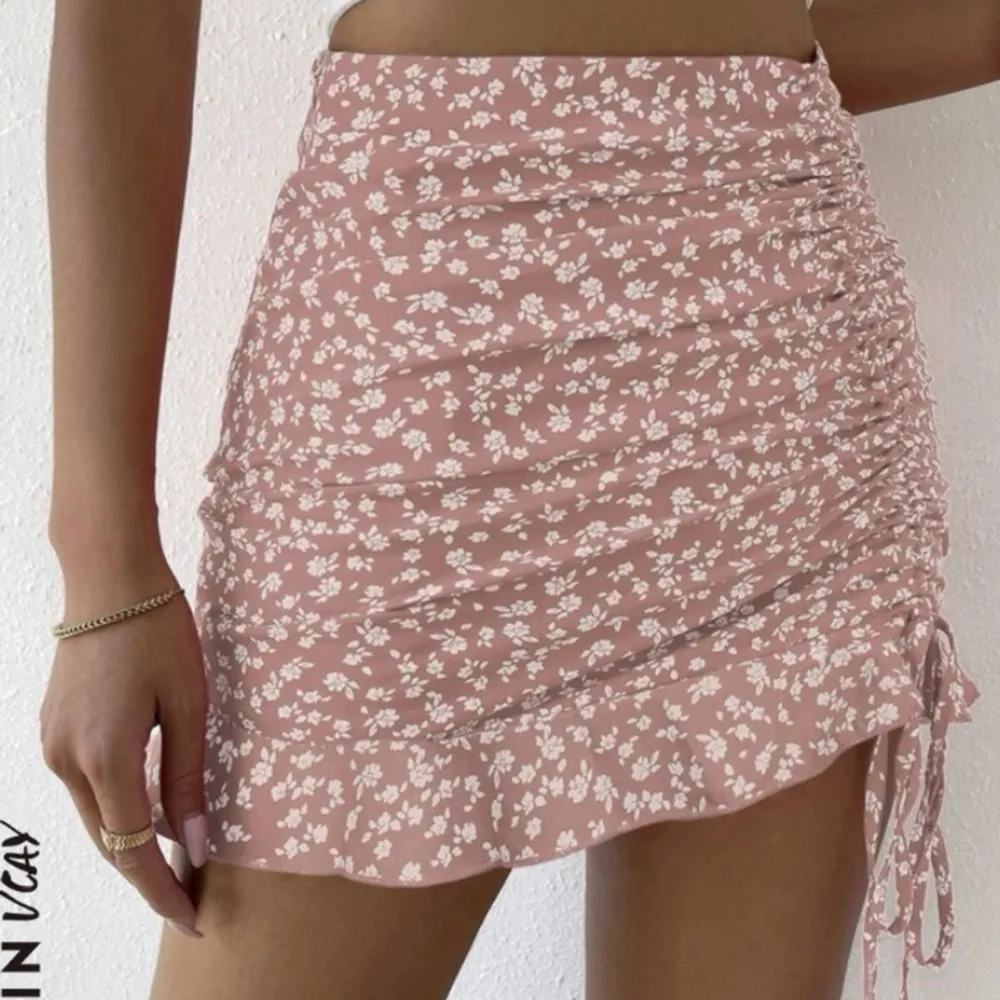 Jag säljer en kjol som e rosa med blommor har använt den några gånger. Den är i bra skick och köpt för 100 kr från SHEIN.👚🩷. Kjolar.