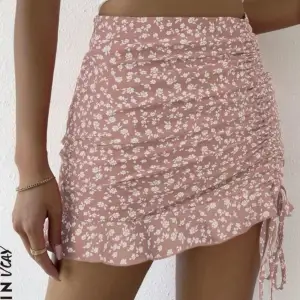 Jag säljer en kjol som e rosa med blommor har använt den några gånger. Den är i bra skick och köpt för 100 kr från SHEIN.👚🩷